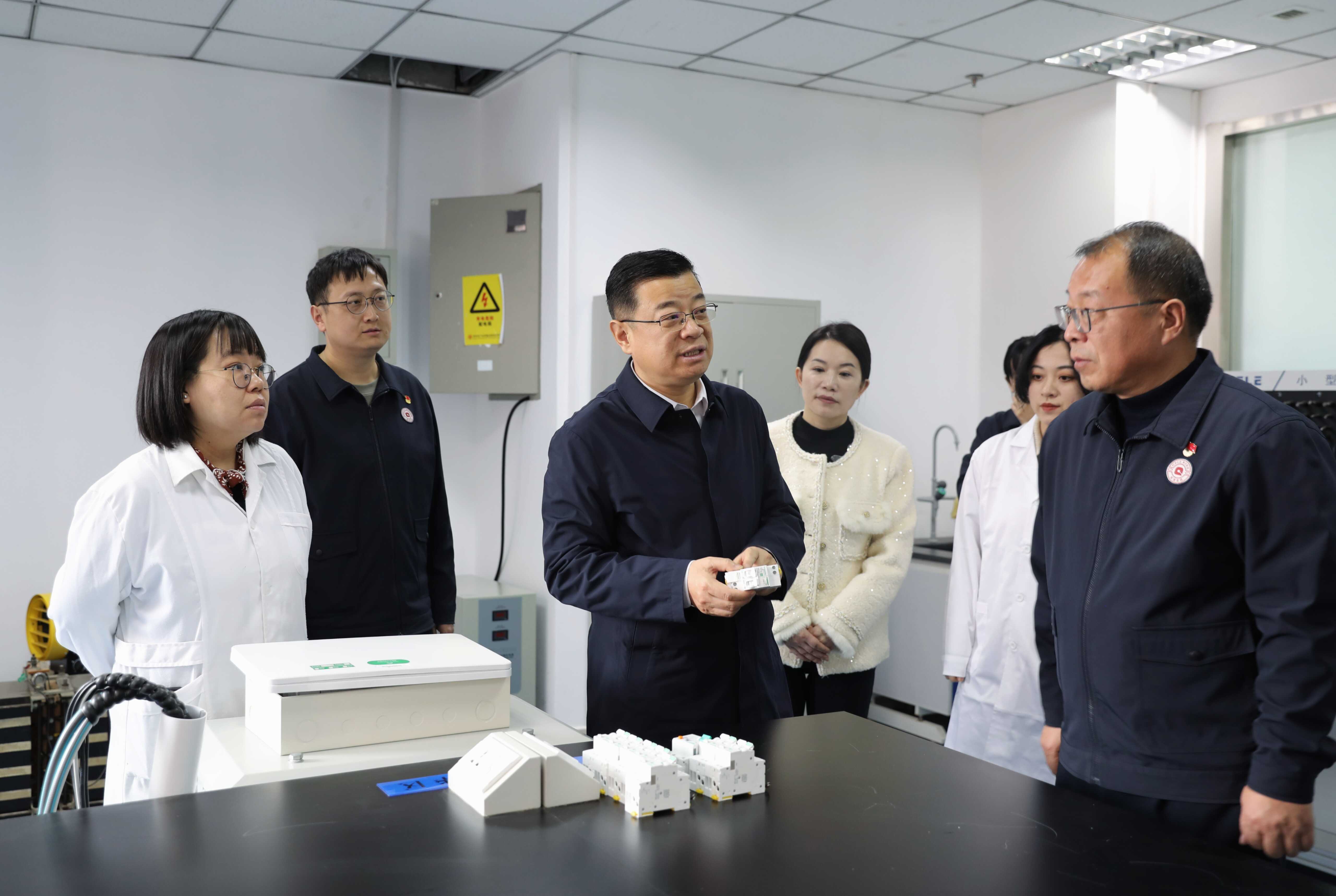 高晶华赴省质检院和省标准化院调研电气机械检测服务